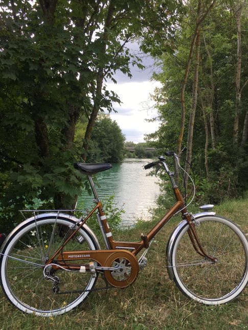 L'un de nos vélos vintage au bord de la Marne